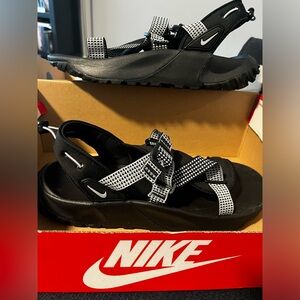 New Men’s size 12 Nike sandals